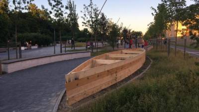 На набережной Карповки построили грядку-"лодку" для овощей - piter.tv - район Петроградский
