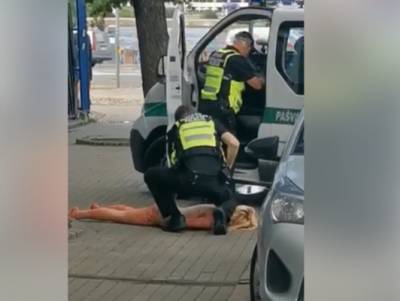 Полиция Риги оправдывается за жёсткое задержание голой женщины с ножом - eadaily.com - Рига