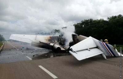 Предполагаемый самолет наркоторговцев упал на шоссе в Мексике - interfax.ru - Москва - Мексика