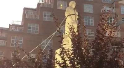 Рональд Рейган - Джордж Флойд - В США протестующие повалили статую Колумба - unian.net - США - Балтимор - Baltimore