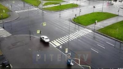 Утренний дрифт на проезжей части в Приморском районе попал на видео - piter.tv - Санкт-Петербург - р-н. Приморский