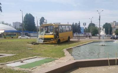 В Черкассах пассажирский автобус на большой скорости влетел в пожарный автомобиль, есть пострадавшие: фото и видео - prm.ua - Черкассы
