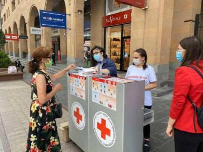 В Армении открылись мобильные точки раздачи бесплатных масок - eadaily.com - Армения - Ереван