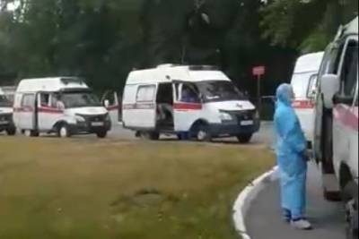 Новосибирский минздрав списал очередь из «скорых» перед коронавирусным госпиталем на дорожные пробки - tayga.info - Новосибирск
