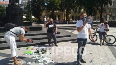 Во Львове провели перформанс против эмиссии гривни: разбили "зеленый принтер" и раздали миллионные банкноты - ru.espreso.tv - Львов - Венесуэла