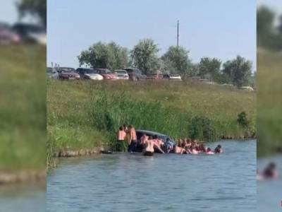 В Днепропетровской области автомобиль свалился в воду - golos.ua - Украина - Днепропетровская обл.