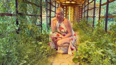 Анастасия Волочкова - А вам слабо? «Хоккеистка-балерина» Волочкова измерила шпагатом лестницу особняка - 5-tv.ru - Россия