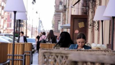Более 200 летних кафе получили разрешения на работу по упрощённой схеме - piter.tv - Санкт-Петербург