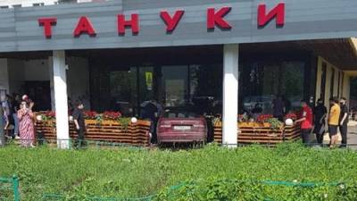 Видео, как в Москве автомобиль въехал в веранду ресторана - argumenti.ru - Москва