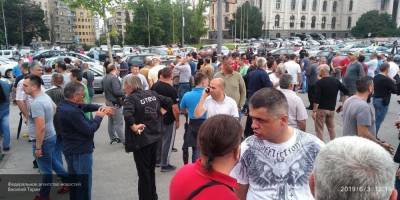 Протестующие в Сербии ворвались в парламент - newinform.com - Сербия - Парламент