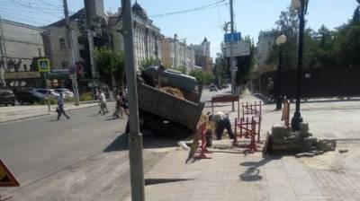Глас народа | Автомобиль провалился в яму при ремонте плитки на ул. Московской - penzainform.ru - Пенза