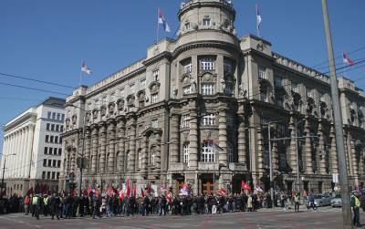 Жители Белграда пошли на штурм парламента из-за введенного правительством карантина - ru.armeniasputnik.am - Белград - Парламент