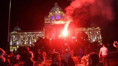 В Сербии штурмовали парламент из-за введения комендантского часа: видео, фото - 24tv.ua - Москва - Сербия - Белград - Протесты