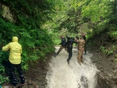 На Ивано-Франковщине сотрудники ГСЧС спасли туристов: заблудились, потеряв ориентиры во время ливня - 24news.com.ua - Украина - Ивано-Франковская обл. - Харьков - Полтава - Гсчс