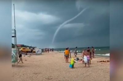 Огромные смерчи на побережье Краснодарского края попали на видео - aif.ru - Краснодарский край - Геленджик