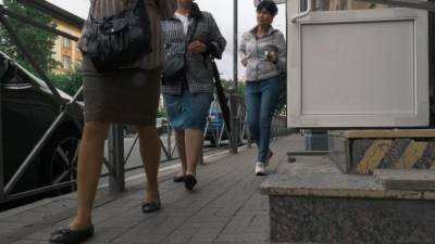 Жители Петроградского района пожаловались на узкий тротуар. Мы измерили его ширину - piter.tv - район Петроградский