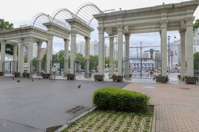 Арт-объект с призывом соблюдать дистанцию появился в парке «Сокольники» - vm.ru