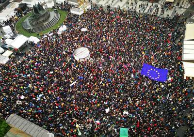 Андрей Бабиш - В Праге тысячи человек вышли на митинг против нового министра юстиции - vinegret.cz - Прага