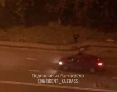 Возле кемеровского ТРЦ мужчина залез на крышу двигавшегося автомобиля - gazeta.a42.ru