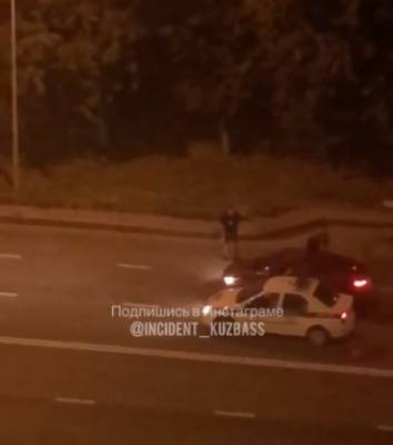 В полиции рассказали подробности о кемеровчанине, который залез на крышу автомобиля - gazeta.a42.ru - Кемерово