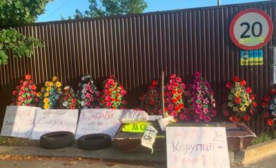 Игорь Коломойский - Яков Смолий - Экс-главе НБУ Смолию под дом подбросили гроб и венки: в Нацбанке считают организатором Коломойского - prm.ua