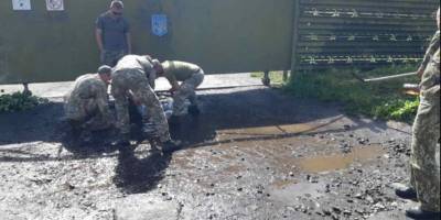 Владимир Зеленский - Украинских военных заставили вычерпывать воду из луж перед приездом Зеленского - ruposters.ru - Россия - Украина - Крым - Севастополь - Волынская обл.