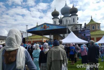 Молитва под небом: День города в Тихвине начался с Божественной литургии - online47.ru