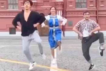 Зажигательный танец россиянки, корейца и азербайджанца на Красной площади стал вирусным - vm.ru - Москва - Россия - Азербайджан - Корея