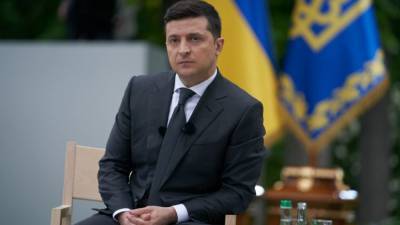 Владимир Зеленский - Украинские солдаты осушили лужи перед приездом Зеленского - riafan.ru - Украина - Киев - Луцк - Севастополь