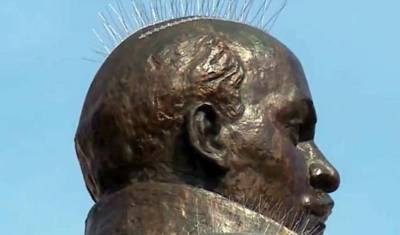 Может, легче Ленина убрать? В Магадане сняли антиголубиные шипы с памятника вождю - newizv.ru - Магадан - Ленин