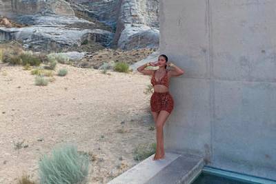 Ким Кардашьян - Кайли Дженнер - Бывшая самая молодая миллиардерша показала декольте на фото с отдыха в пустыне - lenta.ru - Юта
