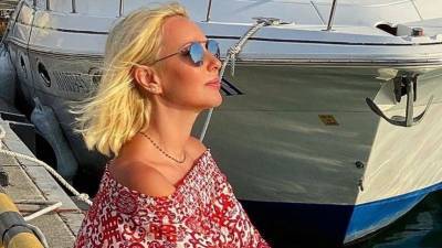 Лера Кудрявцева - «Загорелые куколки»: Кудрявцева с годовалой дочкой примерили одинаковые купальники - 5-tv.ru - Адлер