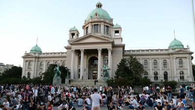 В Сербии демонстранты устроили сидячую акцию протеста у парламента - gazeta.ru - Сербия - Белград