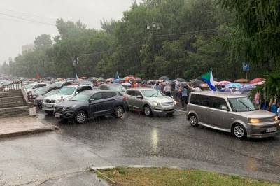 Митингующие идут с зонтами по Хабаровску - hab.aif.ru - Хабаровский край - Хабаровск