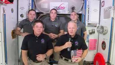 Роберт Бенкен - Херли Даглас - Астронавт Кессиди передал Crew Dragon оставленный 9 лет назад на МКС флаг - iz.ru - США - Израиль
