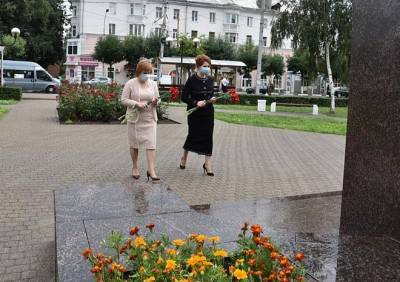 Елена Сорокина - Сорокина возложила цветы к памятнику Надежды Чумаковой - ya62.ru - Рязань