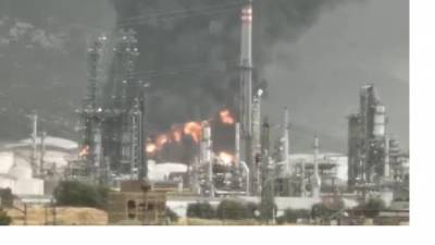 Видео: В Испании из-за удара молнии произошел пожар на нефтехимическом предприятии - piter.tv - Испания - Волгоград