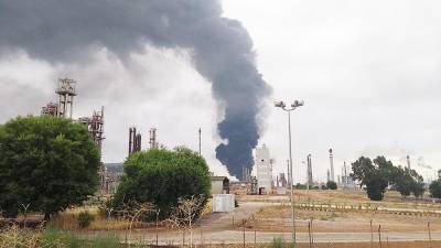 После удара молнии на нефтехимическом комбинате в Испании возник пожар - iz.ru - Израиль - Мексика - Испания