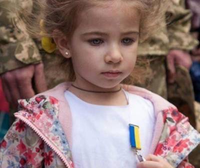 Получила посмертную награду отца: Девочка со знаменитой фотографии подросла - какая она сейчас - vchaspik.ua - Украина