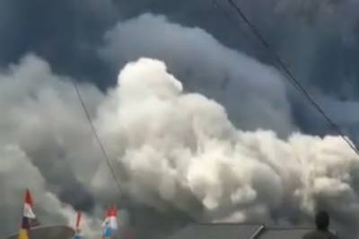 В Индонезии вулкан Синабунг выбросил столб пепла высотой пять километров - aif.ru - США - Индонезия - Jakarta