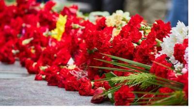 Светлана Тихановская - Петербуржцы принесли цветы к посольству Белоруссии - piter.tv - Белоруссия - Посольство