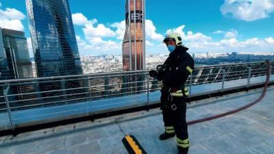 На высоте 240 метров пожарные Москвы протестировали новую систему пожаротушения - ru-bezh.ru - Москва