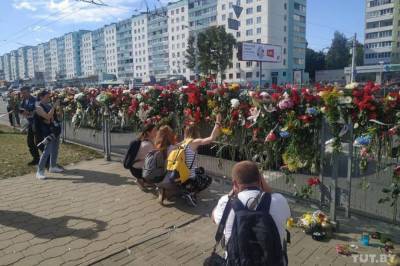 В Минске снова закрыли метро, а до станции, где погиб протестующий, несут цветы - vkcyprus.com - Белоруссия - Минск - Протесты