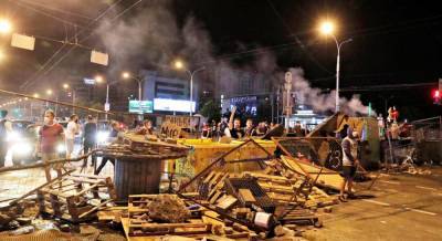 Михаил Павлов - В Минске протестующие вступили в стычки с силовиками и пытаются поставить баррикады - unian.net - Украина - Минск