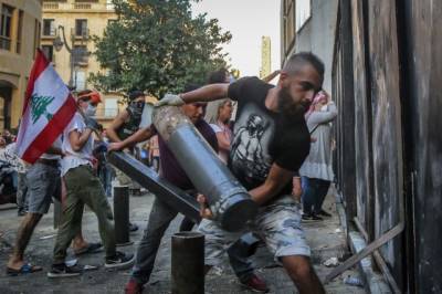 Хасан Диаб - Красный Крест: в уличных столкновениях в Бейруте пострадали 42 человека - aif.ru - Ливан - Бейрут - Бейрут