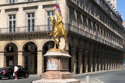 Жанна Дарк - В Париже неизвестный повесил бело-красно-белый флаг на памятник Жанне Д’Арк - govoritmoskva.ru - Белоруссия - Париж