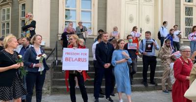 Эгил Левитс - ВИДЕО: Прямая трансляция пикета "За свободные выборы" возле посольства Беларуси в Риге - rus.delfi.lv - Белоруссия - Рига - Латвия