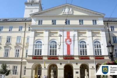 На здании львовской Ратуши вывесили бело-красно-белый флаг Беларуси - vkcyprus.com - Украина - Львов - Белоруссия