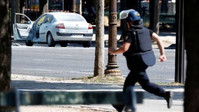В Париже на полицейских напал голый мужчина с прутом, трое из них ранены - gazeta.ru - Париж - Paris