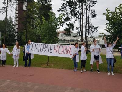 Владимир Караник - В Минске медики вышли на акцию протеста против насилия силовиков - znak.com - Белоруссия - Минск